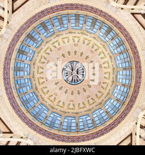 VALENCIA, SPAGNA - 17 FEBBRAIO 2022: La cupola del Mercado centrale - mercato centrale edificio al tramonto. Foto Stock