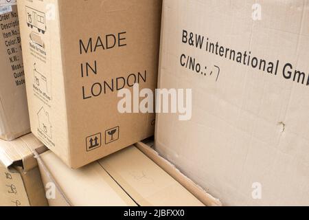 Grandi scatole di cartone con le parole made in London stampate in lettere maiuscole Foto Stock