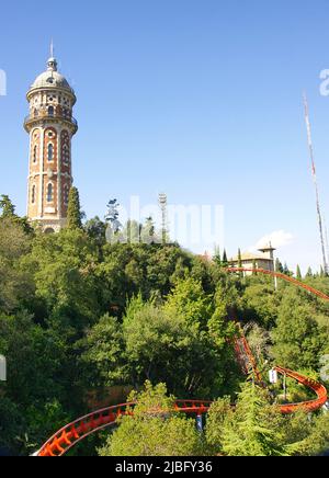 Vecchia torre d'acqua sul monte Tibidabo, Barcellona, Catalunya, Spagna, Europa Foto Stock