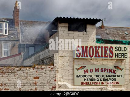 ARBROATH ANGUS SCOTLAND SMOKIES HA VENDUTO QUI UNA GRANDE NUBE DI FUMO DAL CAMINO SMOKE ROOM Foto Stock