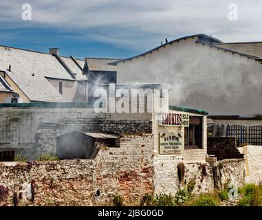 ARBROATH ANGUS SCOTLAND SMOKIES VENDUTO QUI E UNA NUBE DI FUMO DAL CAMINO SMOKEROOM Foto Stock