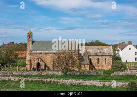 Lindisfarne chiesa, vista della chiesa parrocchiale di Santa Maria, situata all'interno dei precetti in rovina di Lindisfarne Priory, Holy Island, Northumberland, Inghilterra, Regno Unito Foto Stock