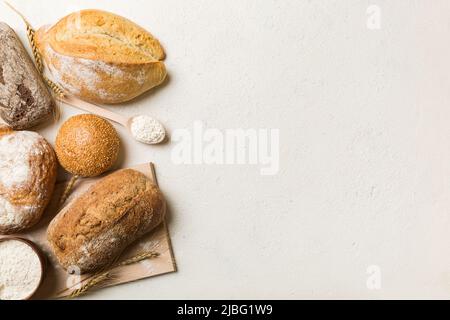 Pane naturale fatto in casa. Diversi tipi di pane fresco come sfondo, vista dall'alto con spazio di copia. Foto Stock