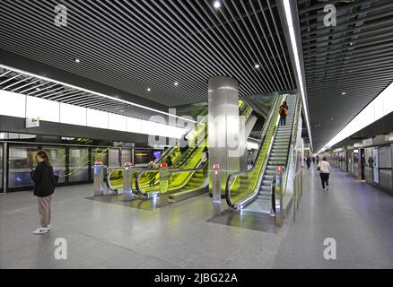 Londra, Regno Unito, nuova stazione Elizabeth Line (Crossrail) a Canary Wharf. Vista a livello della piattaforma che mostra le schermate di sicurezza, i passeggeri e la scala mobile per la sala dei biglietti. Foto Stock