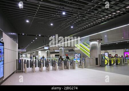 Londra, Regno Unito. Stazione New Elizabeth Line (Crossrail) a Canary Wharf. Mostra le barriere e le scale mobili dei biglietti dal livello dell'ingresso. Foto Stock