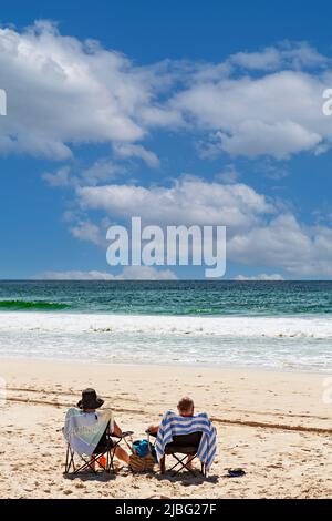 Queensland Australia / turisti e locali amano il sole, il mare e la spiaggia a Surfers Paradise. Foto Stock