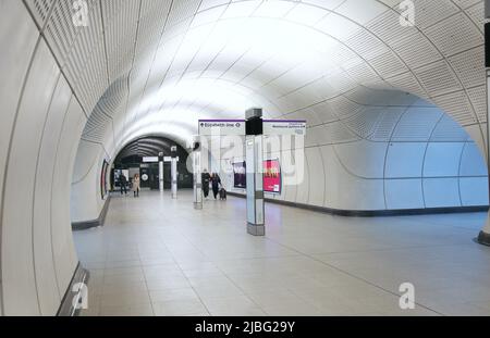 Londra, Regno Unito. Tunnel sotterranei alla stazione di Farringdon sulla nuova rete Elizabeth Line (Crossrail). Segui le indicazioni per le piattaforme dirette a est o a ovest. Foto Stock