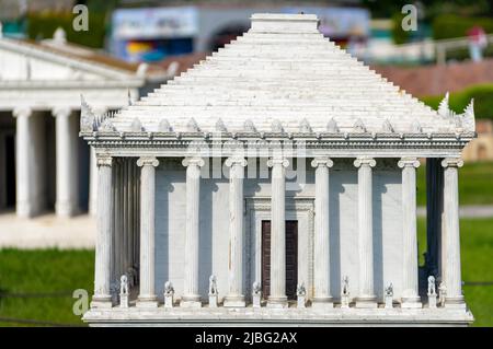 Mausoleo di Halicarnasso (Mausoleo di Maussollos) nel Parco Miniaturk di Istanbul, Turchia. Foto Stock