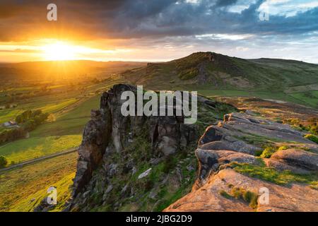 Nuvola di gallina al tramonto. Roaches, Upper Hulme, Staffordshire, Regno Unito. 25 maggio 2022. Fotografia di Richard Holmes. Foto Stock