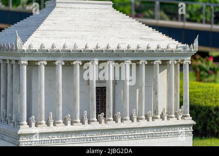 Vista dettagliata del Mausoleo a Halicarnasso nel Parco Miniaturk di Istanbul, Turchia. Foto Stock