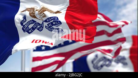La bandiera dello stato dell'Iowa sventola insieme alla bandiera nazionale degli Stati Uniti d'America. Sullo sfondo c'è un cielo limpido. L'Iowa è uno stato del Th Foto Stock