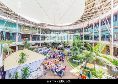 Interni all'aperto del Central Festival, un grande centro commerciale a Phuket, Thailandia Foto Stock