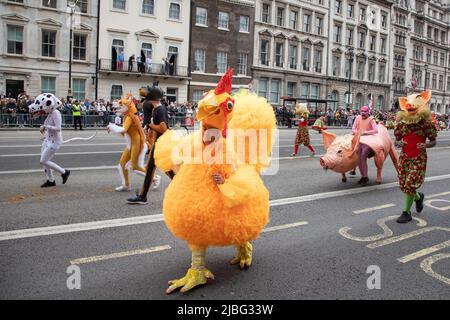 Londra, Regno Unito. 5th giugno 2022. Un Pageant del Platinum Jubilee di 7 mila persone fu tenuto nel centro di Londra per segnare i 70 anni di sua Maestà sul trono. La colorata sfilata si snoda lungo Whitehall, The Mall e oltre Buckingham Palace ed è stata descritta da molti come un evento unico nella vita. Credit: Kiki Streitberger / Alamy Live News Foto Stock