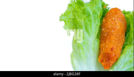 Cucina turca mercimek koftesi. Vista dall'alto bulgur e lenticchie isolate su sfondo bianco. Foto Stock