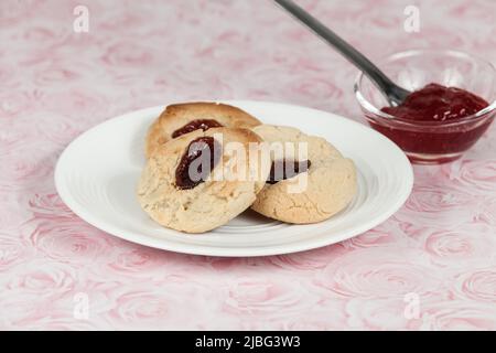 Gustosi biscotti al burro con punto di marmellata; biscotti fatti in casa. Foto Stock