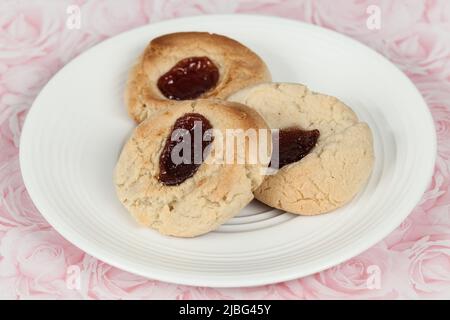 Gustosi biscotti al burro con punto di marmellata; biscotti fatti in casa. Foto Stock