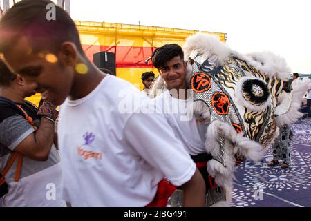 Dragon Boat Festival o Duanwu Festival è uno dei più antichi festival tradizionali del mondo, che è eseguito da cinese. A Kolkata, la comunità cinese festeggia questo festival con diversi eventi di allineamento come serie di danze leoni, cibo delizioso cucinato dalla comunità cinese, corsa in barca drago e spettacolo culturale. Quest'anno questo festival si è svolto il 5th giugno 2022 presso Calcutta Boating and Hotel Resorts, Topsia. La squadra di corse in barca era stata praticata la corsa in barca per una settimana ma a causa di un recente accento di corsa in barca a Rabindra Sarovar la corsa in barca del drago è stata annullata. Howe Foto Stock