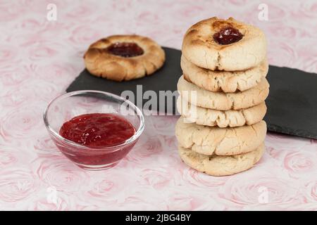 Gustosi biscotti al burro con punto di marmellata; biscotti fatti in casa. Foto Stock