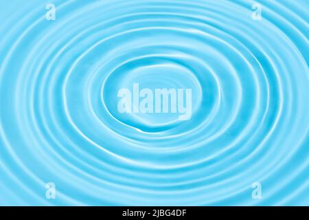 Texture di sfondo blu con gocce di cerchio sulla superficie dell'acqua Foto Stock