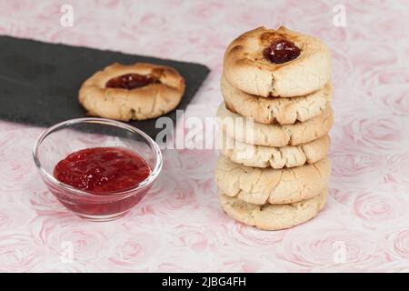 Gustosi biscotti al burro con punto di marmellata; biscotti fatti in casa. Foto Stock