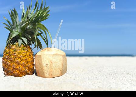 Bevanda di ananas e cocco su sabbia bianca Foto Stock