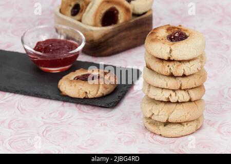 Gustosi biscotti al burro con punto di marmellata; biscotti fatti in casa. Foto Stock