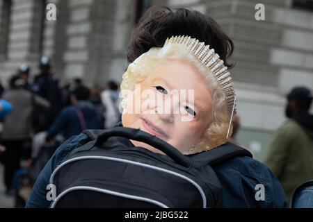 Londra, Regno Unito. 5th giugno 2022. Una maschera della Regina guarda verso il basso da uno zaino mentre il Pageant del Platinum Jubilee, forte di 7 mila persone, si tenne nel centro di Londra per segnare i 70 anni di sua Maestà sul trono. La colorata sfilata si snoda lungo Whitehall, The Mall e oltre Buckingham Palace ed è stata descritta da molti come un evento unico nella vita. Credit: Kiki Streitberger / Alamy Live News Foto Stock