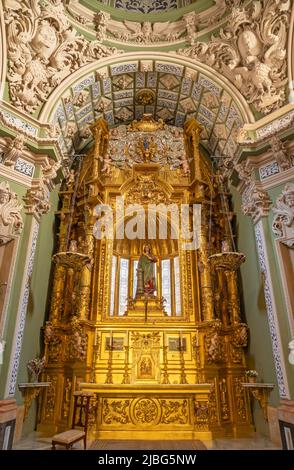 VALENCIA, SPAGNA - 17 FEBBRAIO 2022: L'altare barocco della cappella di Santa Barbara nella chiesa Iglesia San Juan de Ospital progettato da Juan B. Perez Castiel. Foto Stock