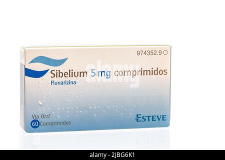 Huelva, Spagna-4 giugno 2022: Scatola spagnola di flunarizine, venduto con il marchio Sibelium, è un farmaco usato per trattare le emicranie, peripo occlusivo Foto Stock