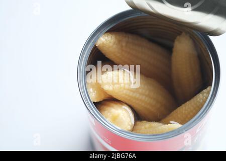 mais del bambino in un contenitore di lattina su bianco Foto Stock