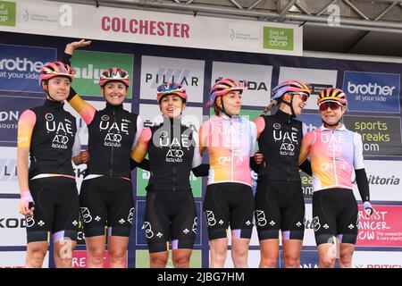 Colchester, Regno Unito. 06th giu 2022. La fase uno del Women's Tour inizia dal parco sportivo di Northern Gateway a Colchester, terminando oggi a Bury St. Edmunds. UAE Team ADQ essere presentato alla folla prima della gara. Nella foto si trovano Sofia Bertizzolo, Laura Tomasi, Alessia Patuelli, Sophie Wright, Maaike BOOGAARD e Anna Trevisi. Credit: Eastern views/Alamy Live News. Foto Stock