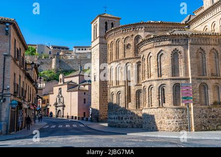 Chiesa di Santiago a Toledo, un'antica città situata su una collina sopra le pianure di Castilla-la Mancha nel centro della Spagna. Un sito patrimonio dell'umanità dell'UNESCO. Foto Stock