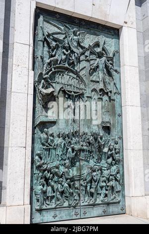 Porta della Cattedrale dell'Almudena a Madrid, Spagna Foto Stock