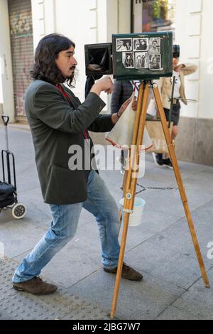 Fotografo di strada d'epoca a Madrid in Spagna Foto Stock