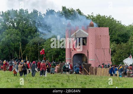 Il Sealed Knot eseguì una rievocazione della guerra civile inglese dell'assedio di Basing House per il Giubileo del platino della Regina, 2022 giugno, Hampshire, Regno Unito Foto Stock