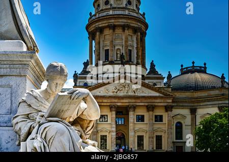 Ammira la statua del monumento di Schiller e la cattedrale tedesca sullo sfondo. Foto Stock