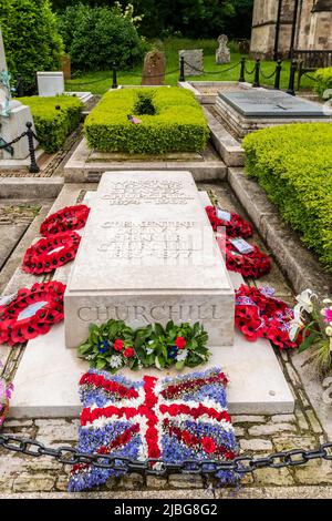 Bladon, Oxfordshire, Regno Unito. 6th Giu 2022. Nel 78th anniversario del D-Day, molte persone hanno visitato la tomba di Sir Winston Churchill presso la Parrocchia di Saint Martin, Bladon, nell'Oxfordshire, Regno Unito. Credit: AG News/Alamy Live News Foto Stock