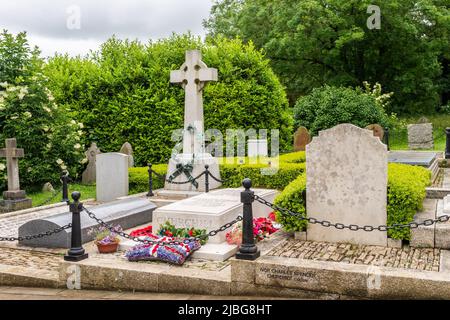 Bladon, Oxfordshire, Regno Unito. 6th Giu 2022. Nel 78th anniversario del D-Day, molte persone hanno visitato la tomba di Sir Winston Churchill presso la Parrocchia di Saint Martin, Bladon, nell'Oxfordshire, Regno Unito. Credit: AG News/Alamy Live News Foto Stock