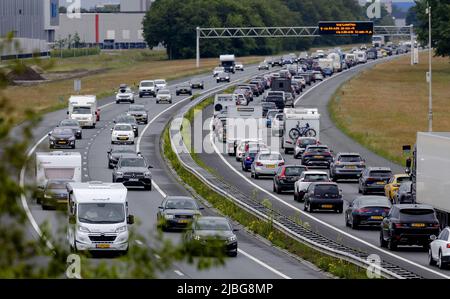 2022-06-06 14:07:54 FORTH HOME - folle sull'autostrada A1 a causa del traffico di ritorno vacanze dalla Germania. A causa della Pentecoste, l'ANWB prevede che il traffico ricreativo causerà un sacco di folle locali. ANP ROBIN VAN LONKHUIJSEN olanda OUT - belgio OUT Foto Stock