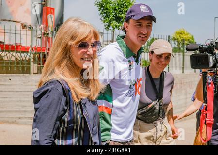 L'artista napoletano Jorit ha creato un murale con il volto di Fabrizio De Andrè. L'opera si trova nel quartiere di Scampia, alla presentazione del cantante Dori Ghezzi, vedova di De Andrè e presidente della Fondazione Fabbrizio De Andre Foto Stock