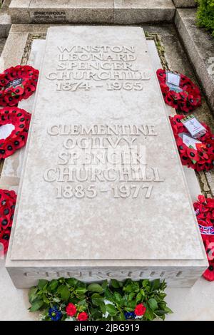 Bladon, Oxfordshire, Regno Unito. 6th Giu 2022. Nel 78th anniversario del D-Day, molte persone hanno visitato la tomba di Sir Winston Churchill presso la Parrocchia di Saint Martin, Bladon, nell'Oxfordshire, Regno Unito. Credit: AG News/Alamy Live News Foto Stock