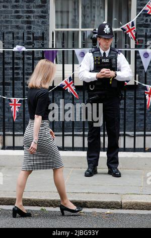 Downing Street, Londra, Regno Unito. 05th giugno 2022. Kaja Kallas, primo ministro dell'Estonia, entra in Downing Street nel 10 per incontrare PM Boris Johnson. Il primo ministro britannico Boris Johnson non è venuto alla porta per salutare Kallas con una stretta di mano, come di solito sarebbe consuetudine. Questo avviene il giorno in cui più avanti oggi si vedrà un voto di sfiducia nel PM. Credit: Imagplotter/Alamy Live News Foto Stock