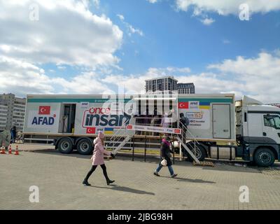 Lviv, Ucraina, 4 aprile 2022. Un grande camion di un'organizzazione di beneficenza turca fornisce pasti gratuiti agli ucraini colpiti dalla guerra. Veicolo di emergenza e. Foto Stock