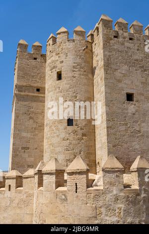 La torre Calahorra (in spagnolo: Torre de la Calahorra) è una porta fortificata nel centro storico di Córdoba, Spagna. Foto Stock