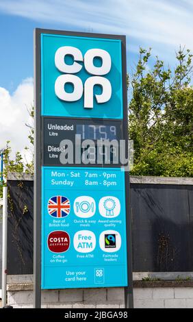 Penzance,Cornovaglia,6th marzo 2022,i costi del carburante continuano ad aumentare su tutte le previsioni. Il Coop ora ha carburante a £175,9 per litro per senza piombo e £184,9 per litro per diesel. Il costo della vita crisi continua con cibo, carburante e i prezzi dell'energia in aumento drammaticamente.Credit:Keith Larby/Alamy Live News Foto Stock