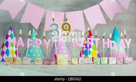 Buon compleanno in colori pastello rosa per una ragazza o una donna. Biglietto di auguri per buon compleanno. Foto Stock