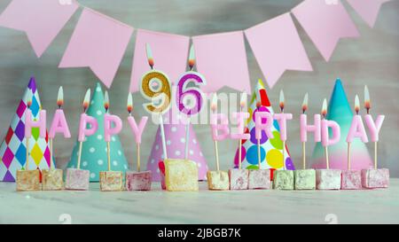 Buon compleanno in colori pastello rosa per una ragazza o una donna. Biglietto di auguri per buon compleanno. Foto Stock