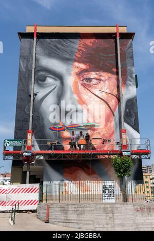 Napoli, Italia. 06th giugno 2022. Murale creato a Scampia dall'artista di strada Jorit in collaborazione con Trisha. Quest'ultimo raffigurò Fabrizio De Andrè. Il lavoro è stato creato in occasione di 'Murariaa', un festival promosso dal comune di Napoli con il finanziamento della Città Metropolitana, Credit: Independent Photo Agency/Alamy Live News Foto Stock