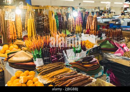 Freschi dolci georgiani Churchkhela esposti in un mercato a Kutaisi, Georgia. Foto di alta qualità Foto Stock