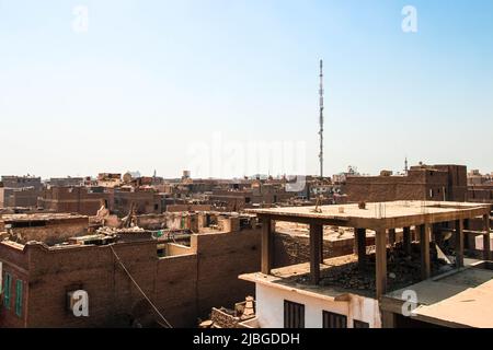 Paesaggio urbano di Luxor dal tetto (immagine degli edifici del centro) Foto Stock